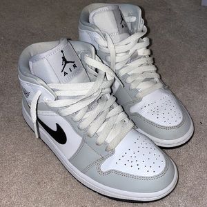 Jordan 1 Mid Light Smoke Grey (W)